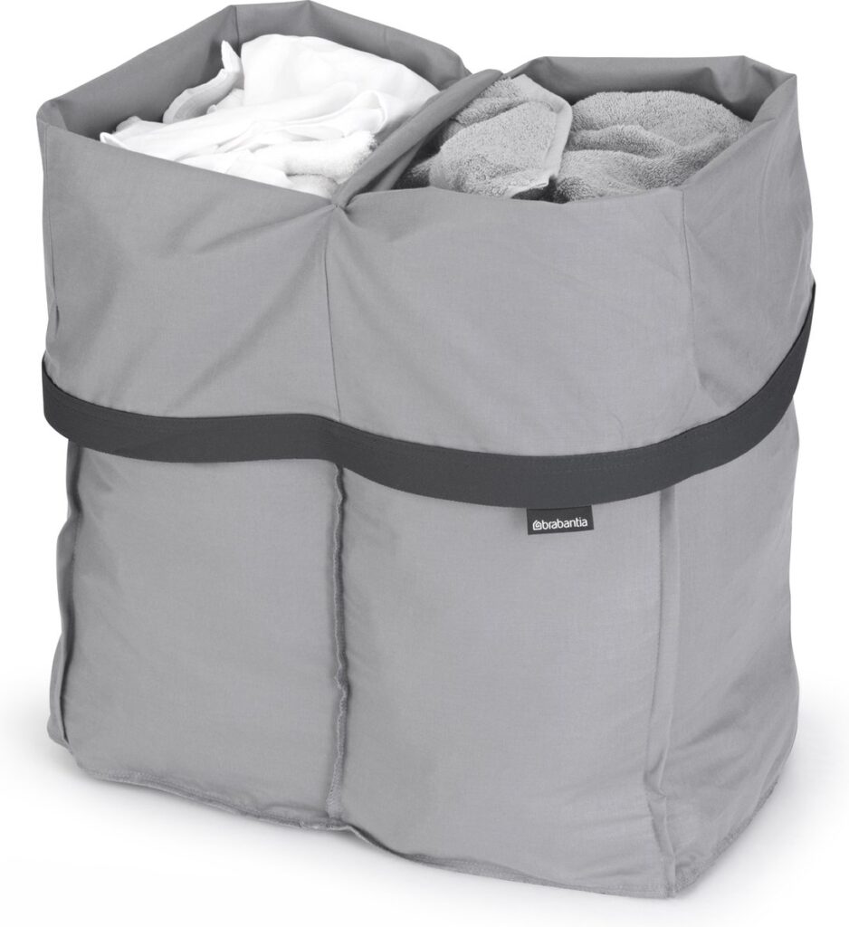 Grijze wasmand met witte en grijze handdoeken.