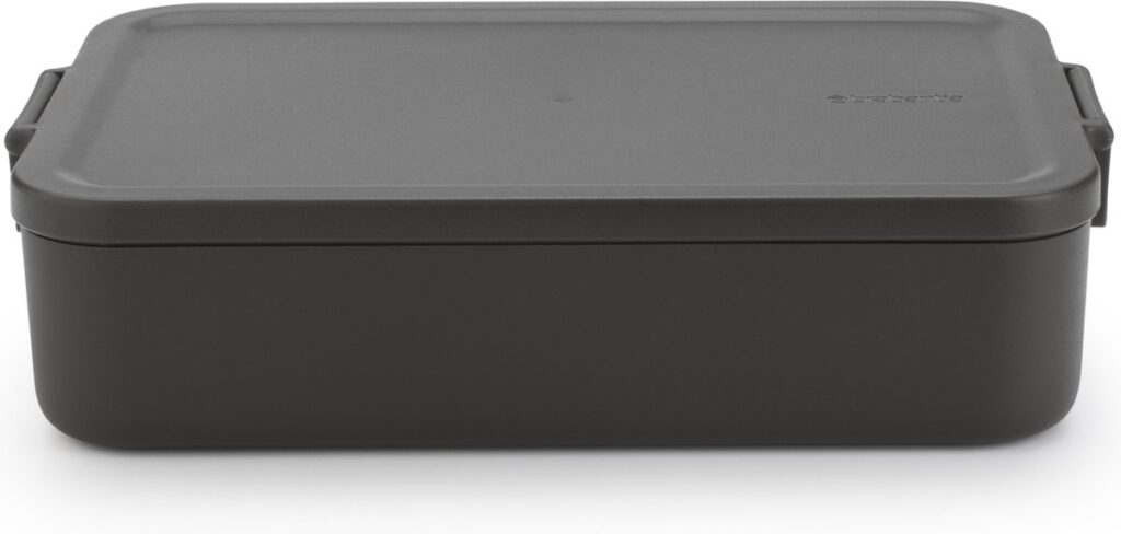 Zwarte rechthoekige lunchbox met deksel op tafel