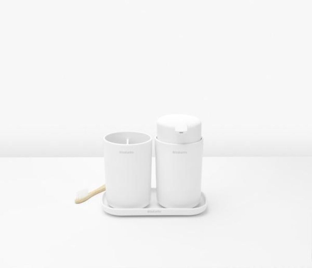 Witte badkameraccessoires met tandenborstel op dienblad