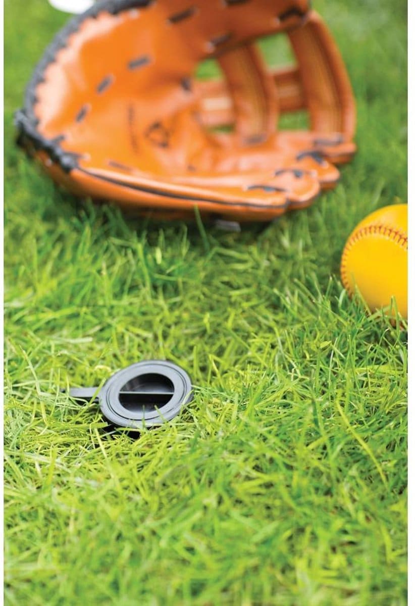 Honkbalhandschoen met gele bal op grasveld