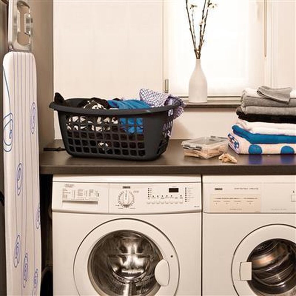 Wasmachines met wasmand en opgevouwen wasgoed