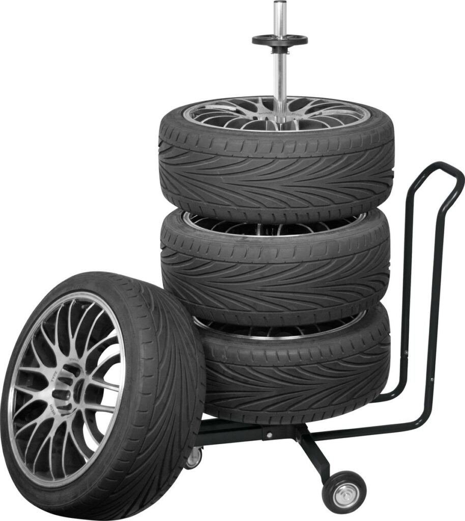 Vier autobanden op een trolley gestapeld.
