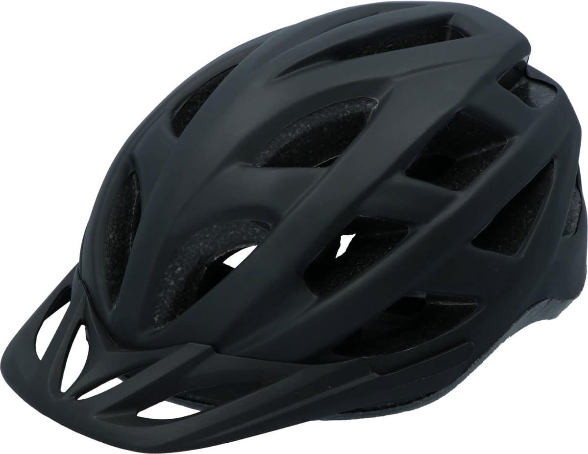 Zwarte fietshelm met ventilatieopeningen op witte achtergrond.