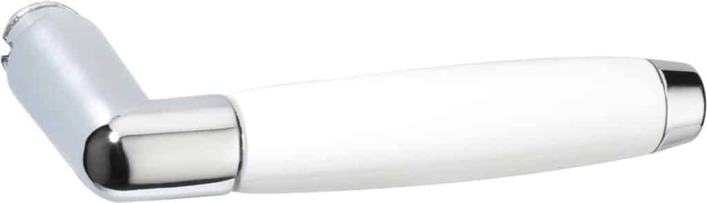 Witte deurkruk met chromen accenten.