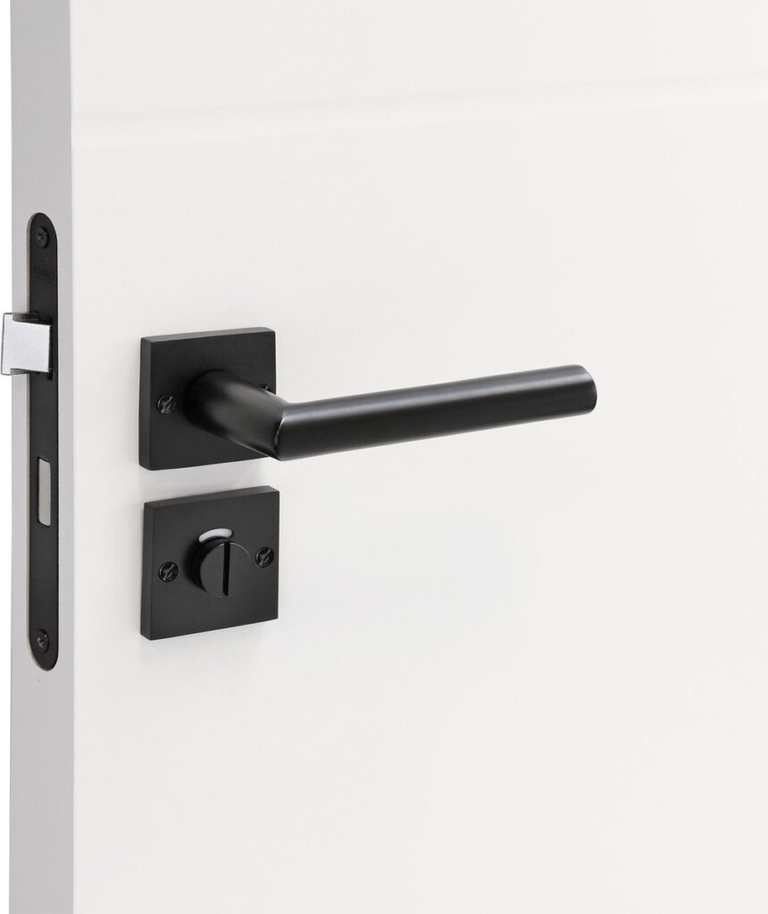 Zwarte deurklink en slot op witte deur