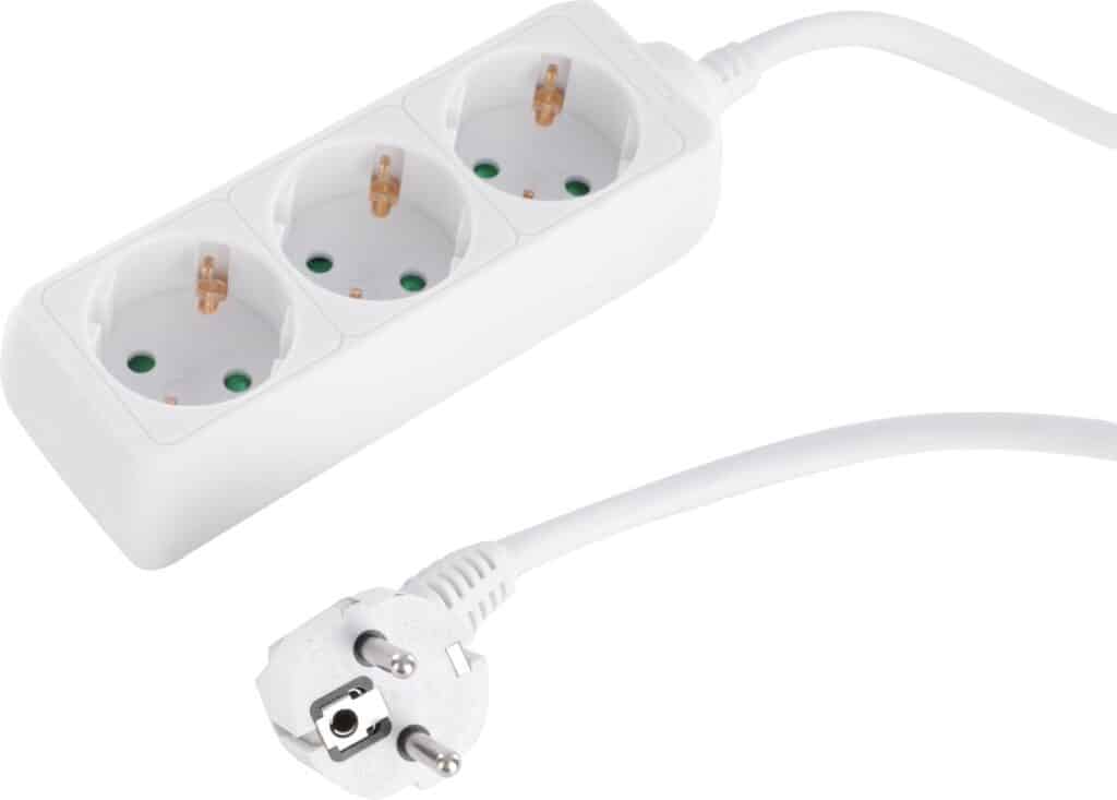 Witte stekkerdoos met drie stopcontacten en kabel