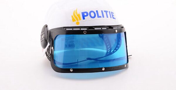 Politiehelm met blauw vizier, voorkantaanzicht.