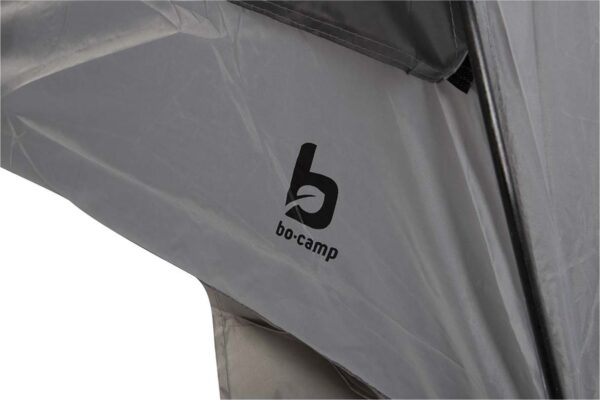 Detail van grijze Bo-Camp tentstof en logo