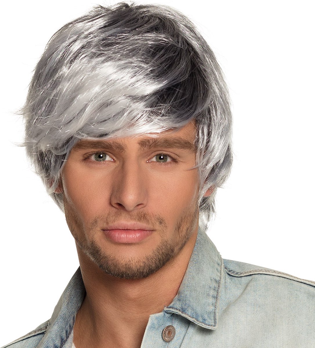 Man met zilvergrijze pruik en denim jas