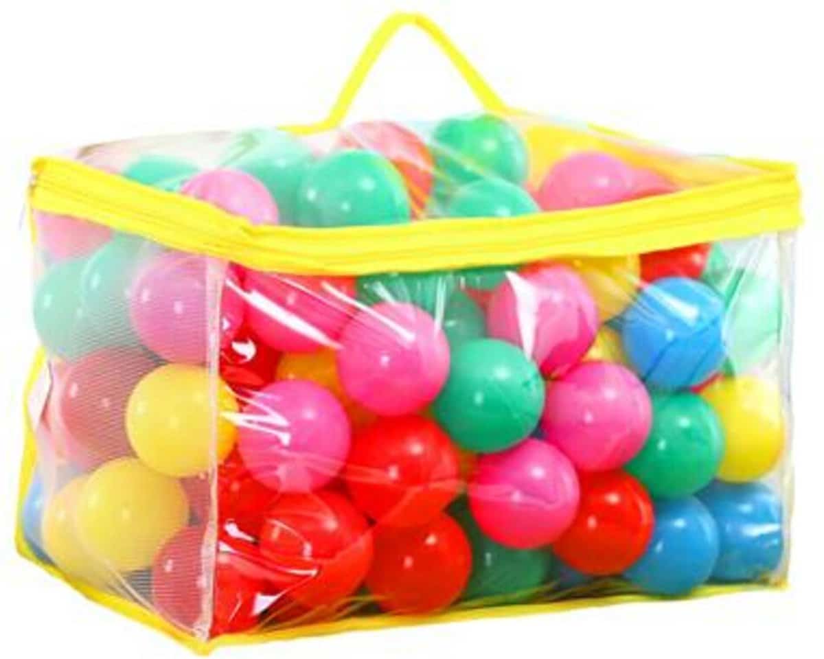 Transparante tas met gekleurde ballen.