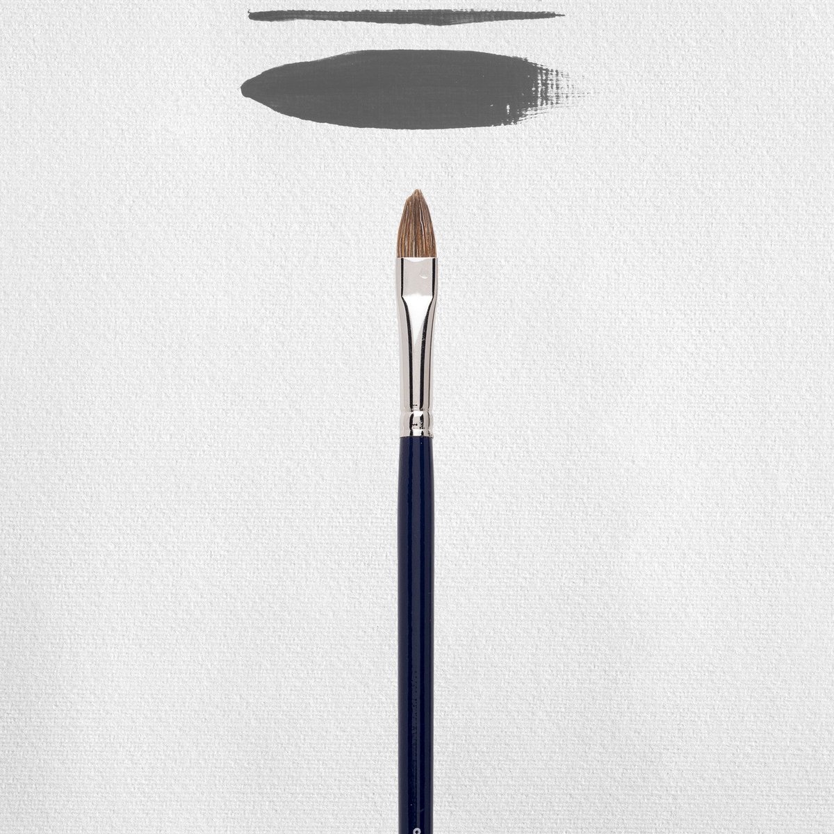 Kwast met grijze penseelstreek op canvas