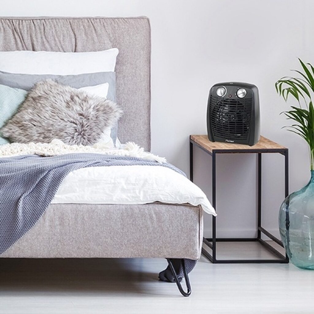 Slaapkamer met ventilatorkachel op bijzettafel