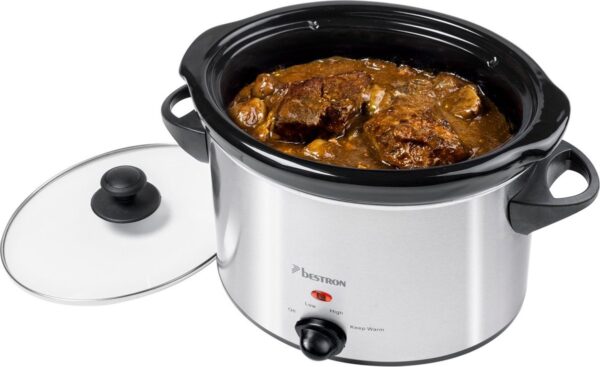 Zilveren slowcooker gevuld met stoofpot en open deksel