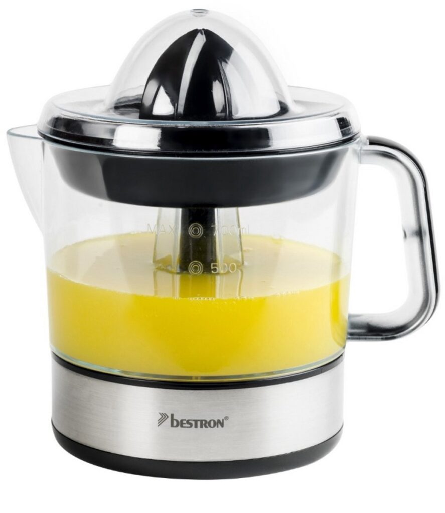 Elektrische citruspers met verse sinaasappelsap.