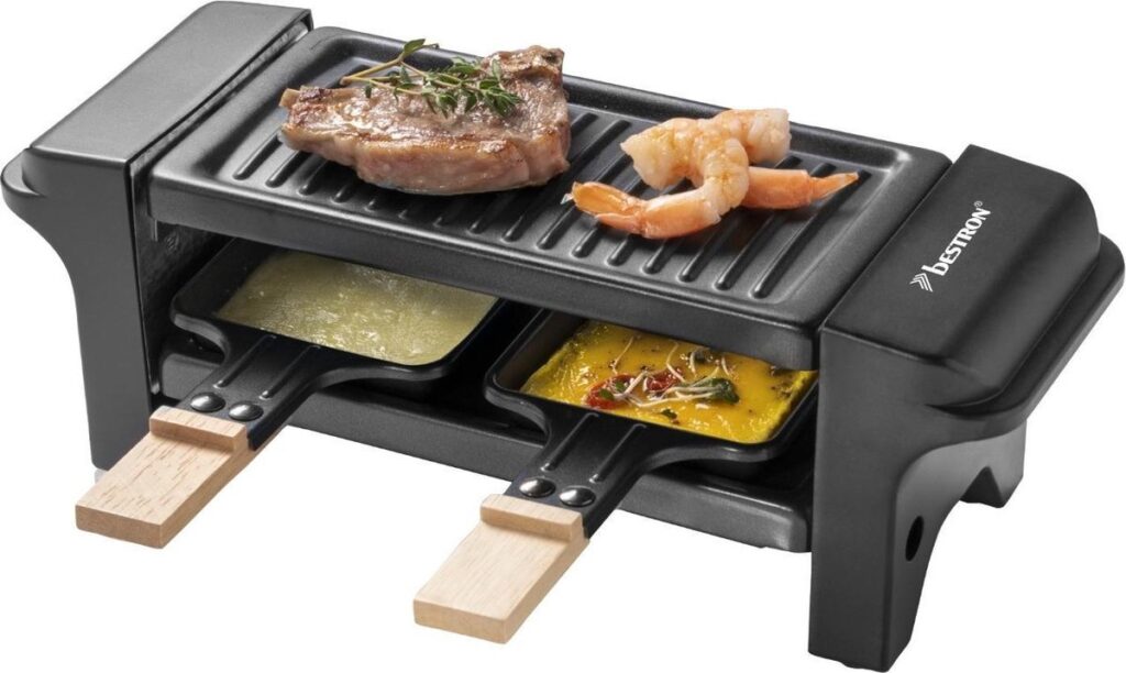 Elektrische tafelgrill met vlees en kaas.