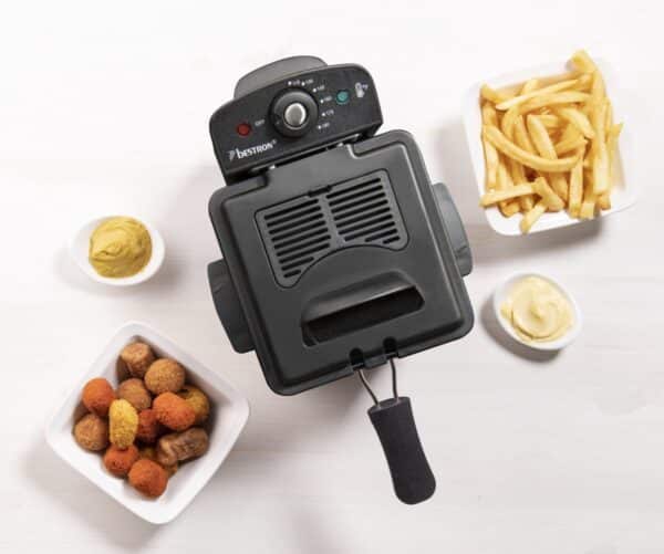 Friteuse met friet en snacks op tafel