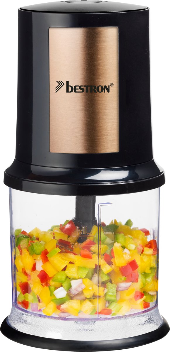 Elektrische hakmolen met gesneden groenten erin.