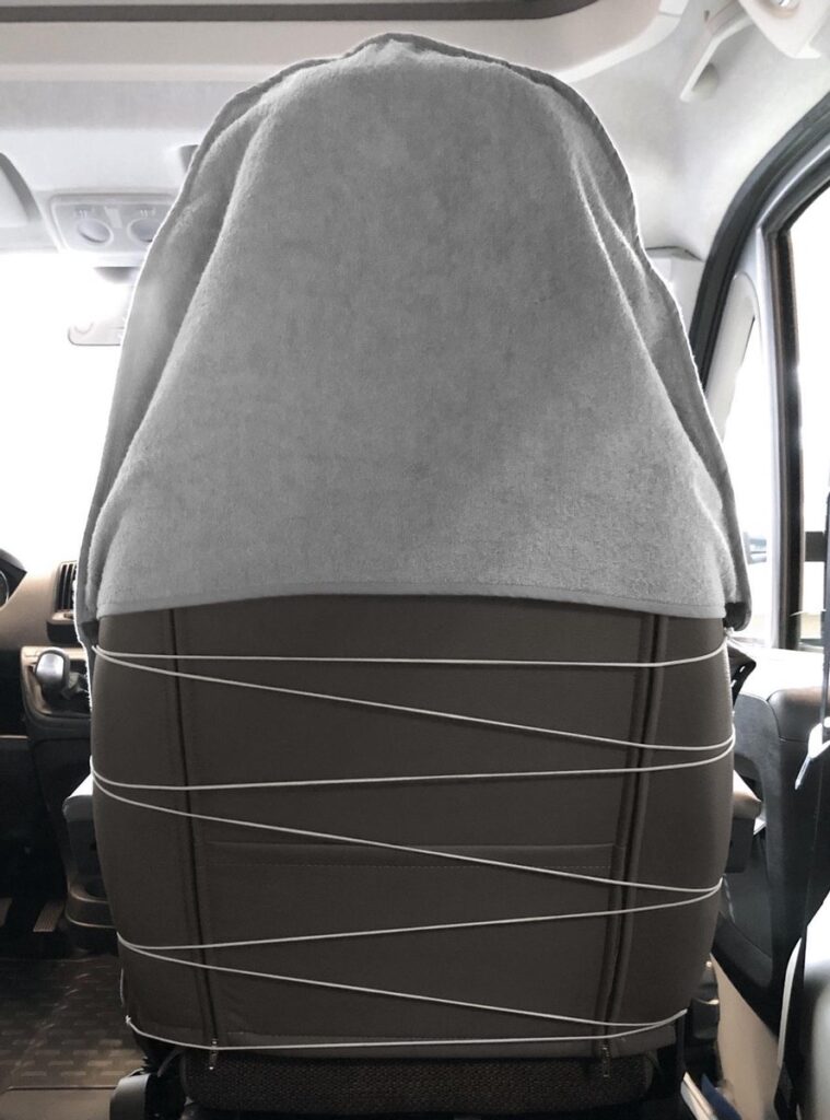 Stoel met grijze hoes en elastische koorden