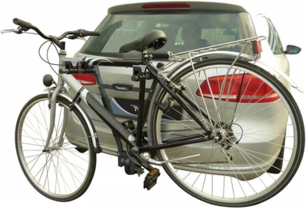 Fiets gemonteerd op autokoffer met fietsendrager.