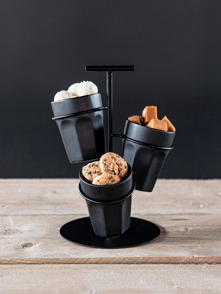 Moderne zwarte etagère met snacks