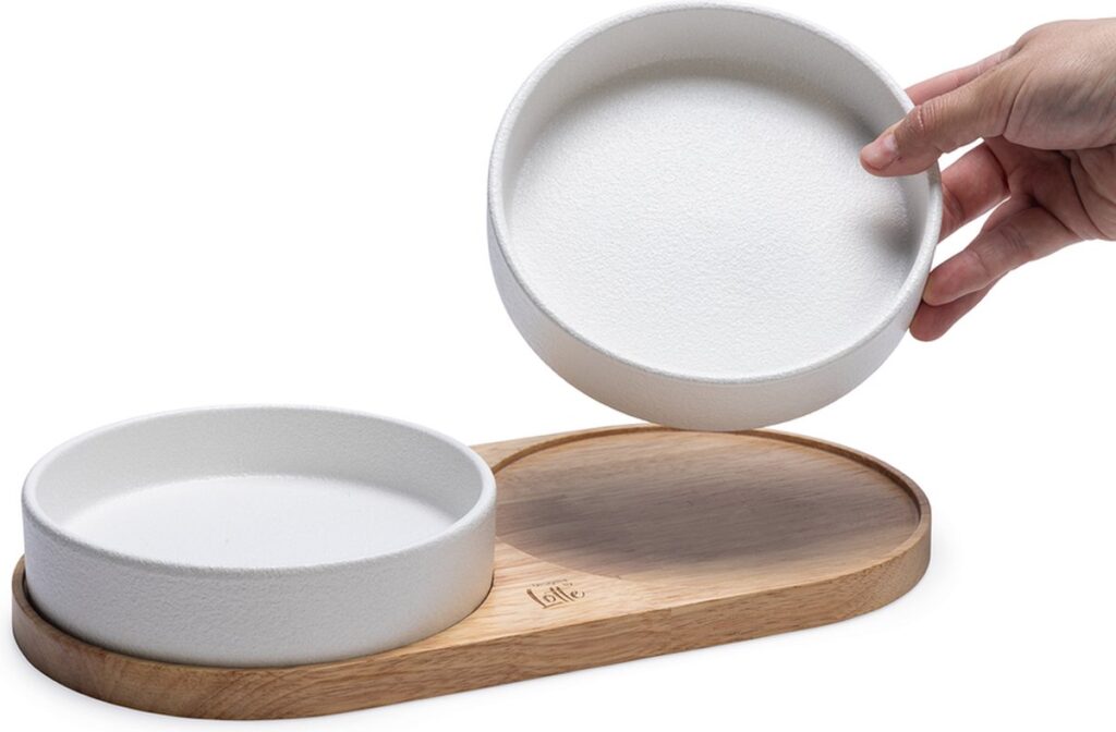 Hand tilt witte keramische schaal op houten plateau