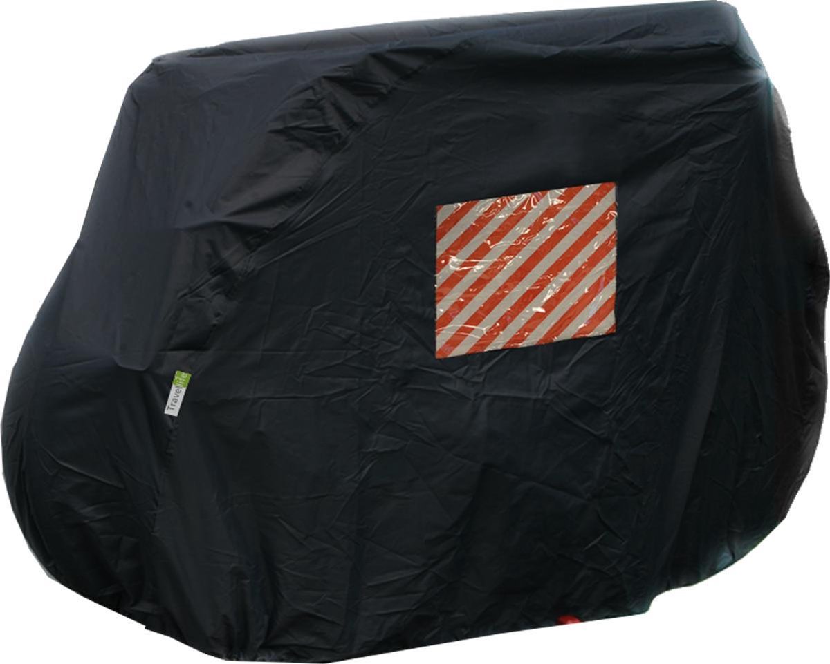 Scootmobiel met zwarte beschermhoes en reflecterend bord