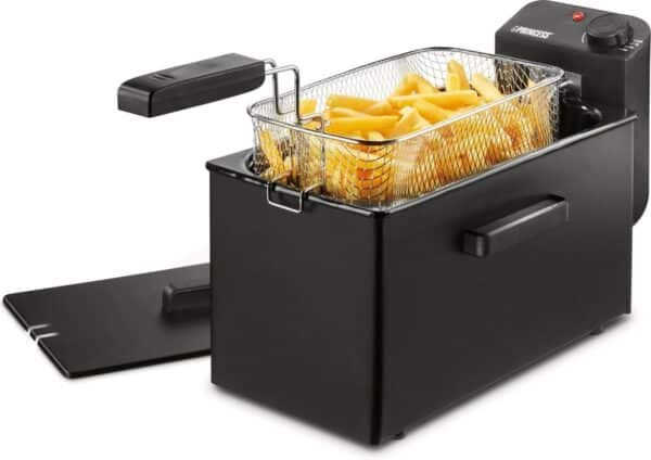 Friteuse met frietmand en gefrituurde frietjes erin.