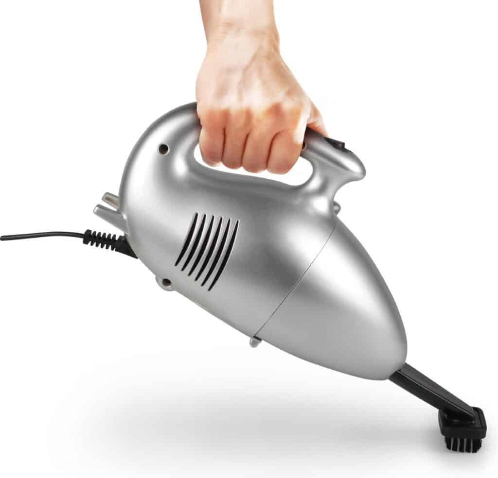 Handbediende zilveren stofzuiger in gebruik