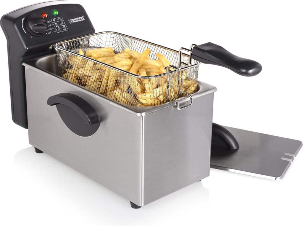 Roestvrijstalen friteuse met frietmand vol friet