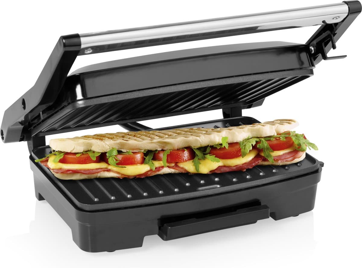 Contactgrill maakt panini met groenten en kaas.