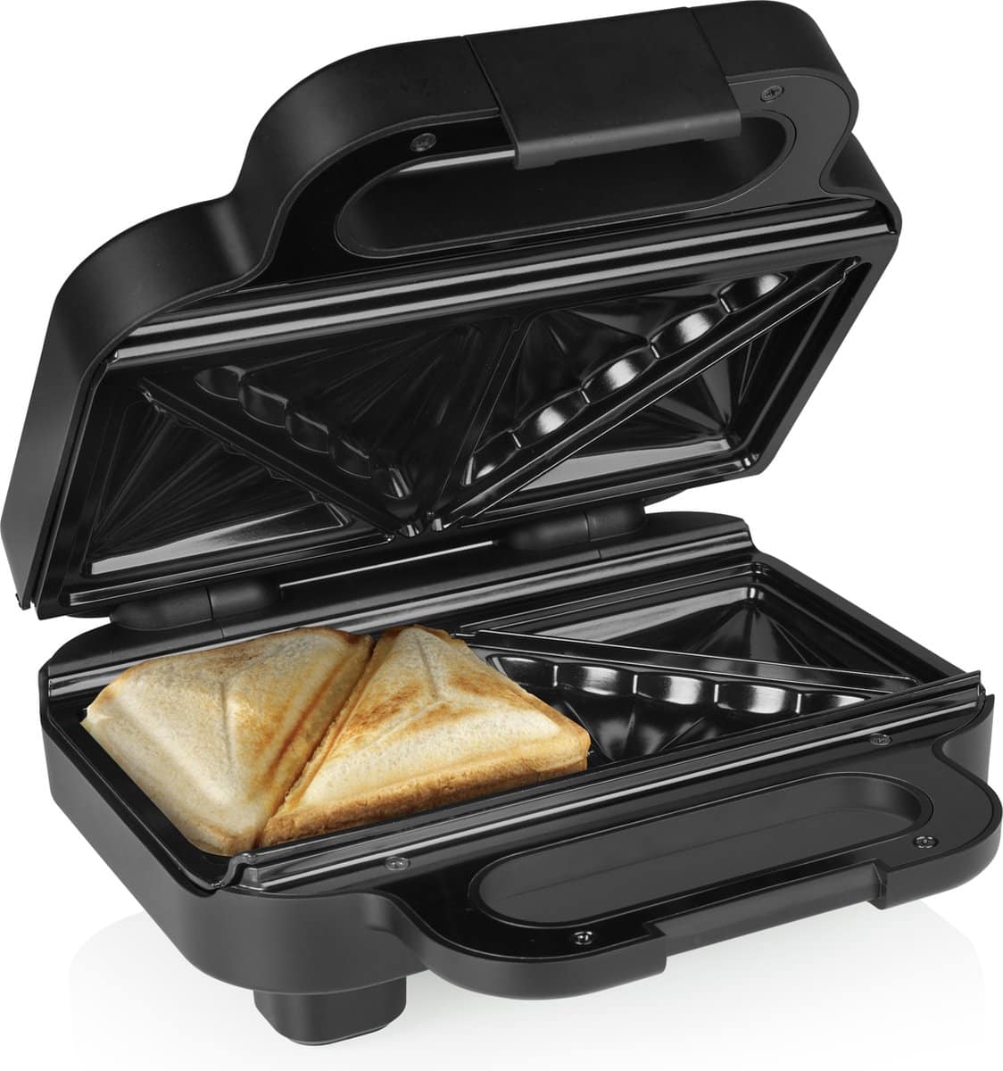 Open tosti-ijzer met geroosterde tosti binnenin