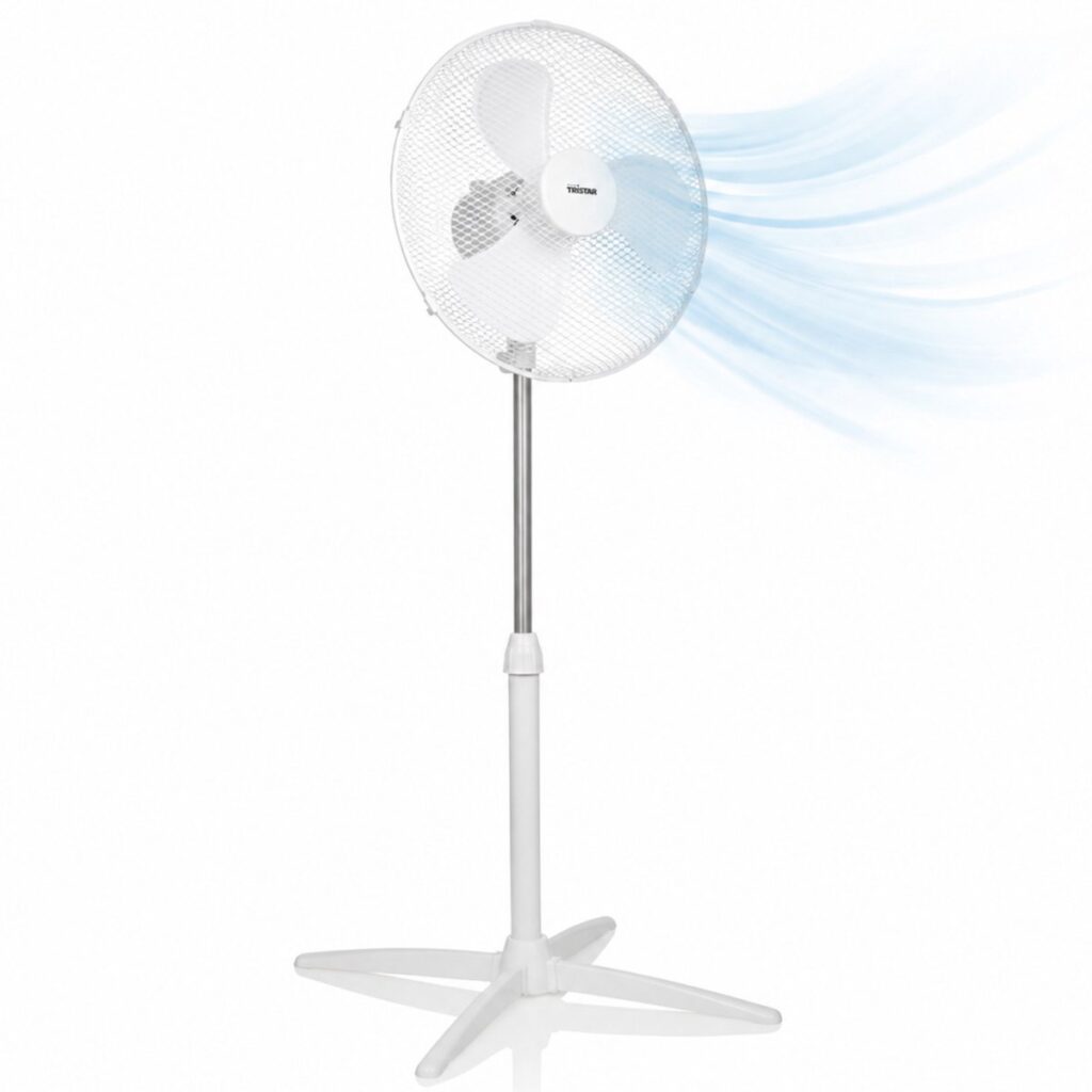 Witte staande ventilator met zichtbare luchtstroom