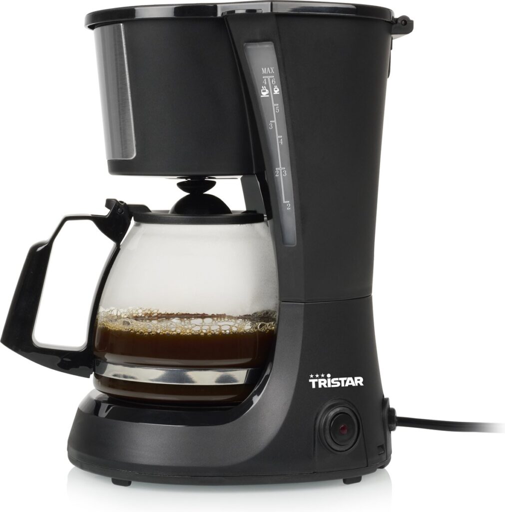 Zwarte koffiezetapparaat met glazen kan.