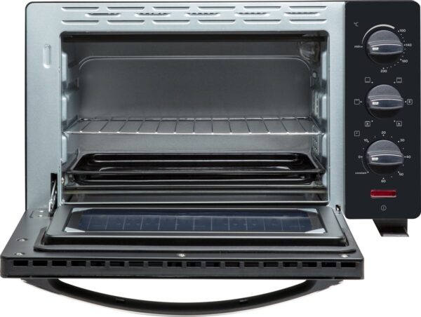 Elektrische oven met open deur en temperatuurknoppen.