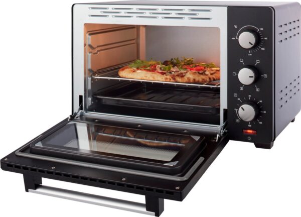 Open oven met pizza binnenin.