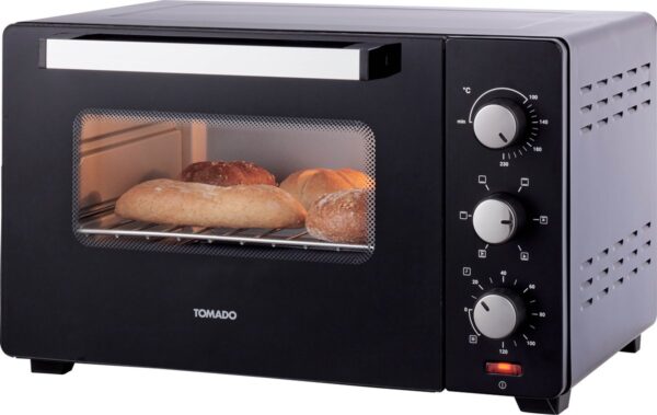 Zwarte oven met versgebakken brood erin.