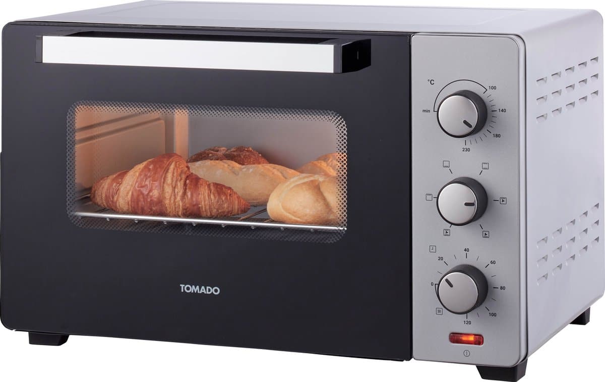 Oven met broodjes en croissants binnenin.