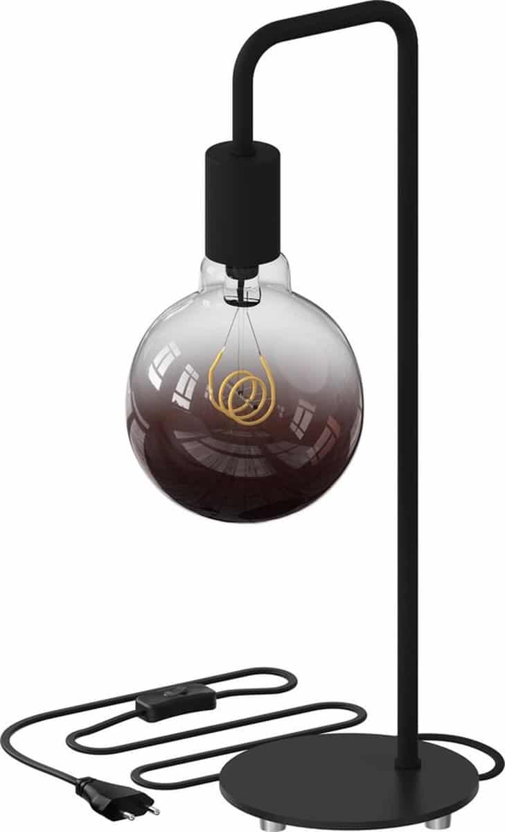Moderne tafellamp met gloeilamp en zwarte standaard.