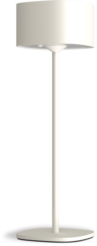 Moderne witte staande lamp met cilindrische kap.