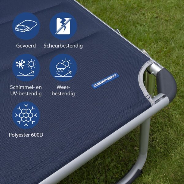 Sterk en weerbestendig polyester campingbed op gras.