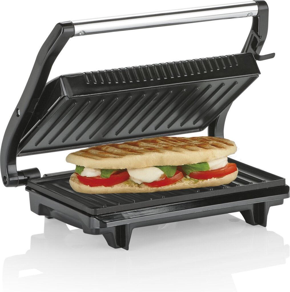 Panini grill met belegd broodje binnenin.