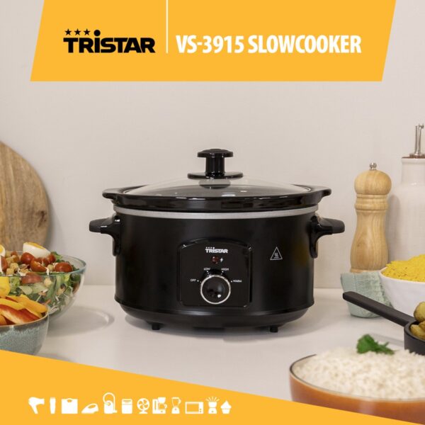 Zwarte Tristar slowcooker met eten op achtergrond.