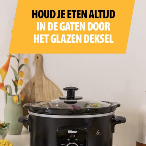 Slowcooker met glazen deksel en houten snijplank.