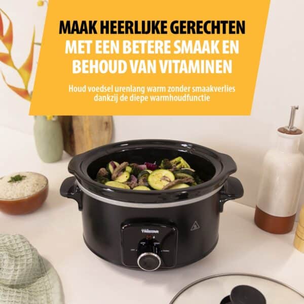 Slowcooker met groenten op aanrecht in keuken.