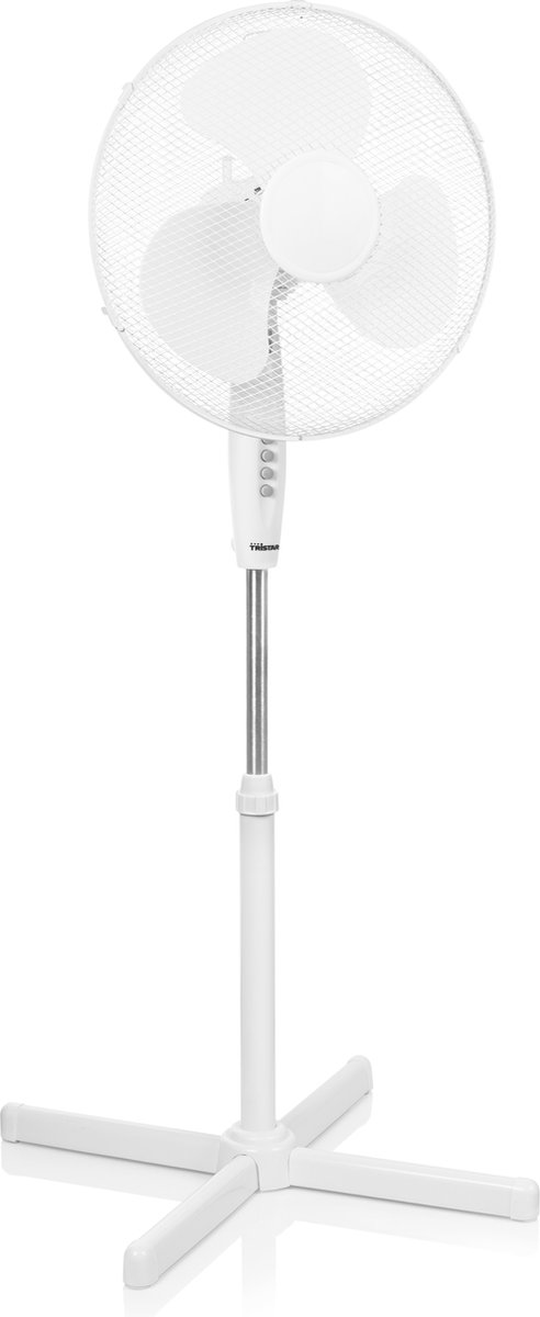 Witte staande ventilator met verstelbare hoogte.