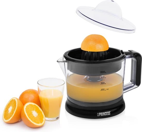 Elektrische citruspers met vers geperst sinaasappelsap en sinaasappels