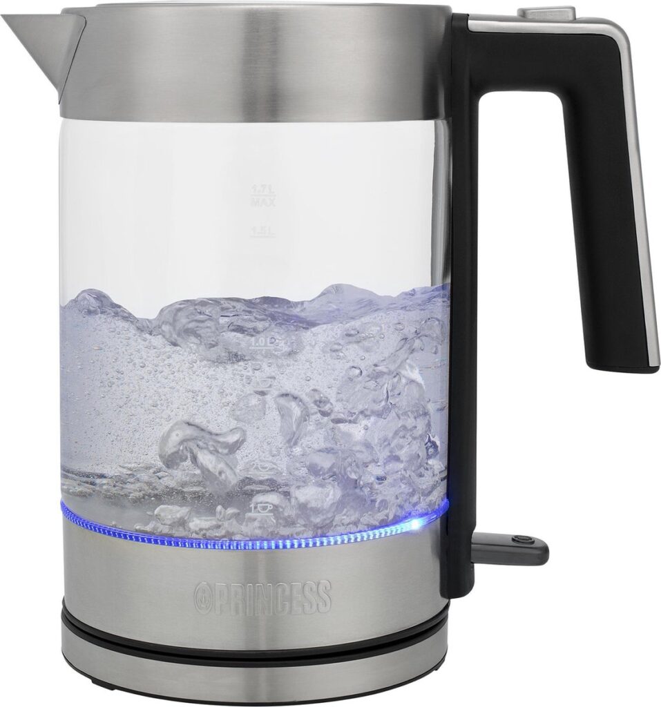 Glazen waterkoker met kokend water.