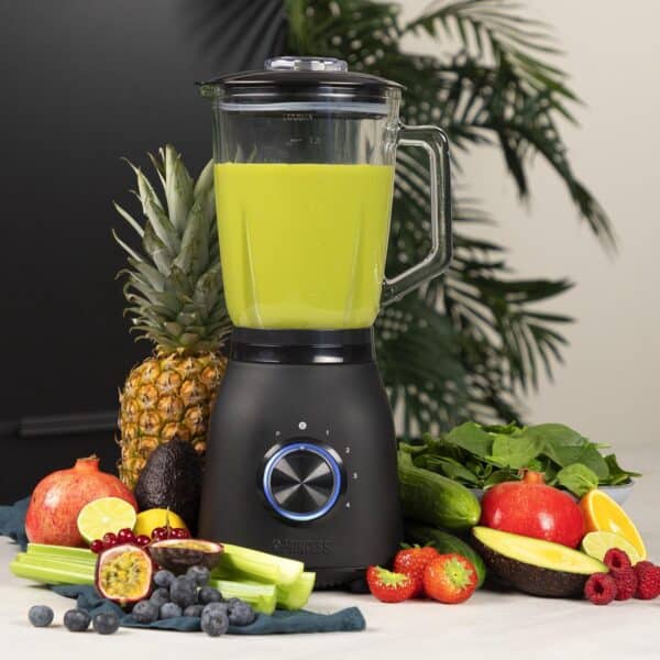 Blender met groene smoothie en kleurrijk fruit.