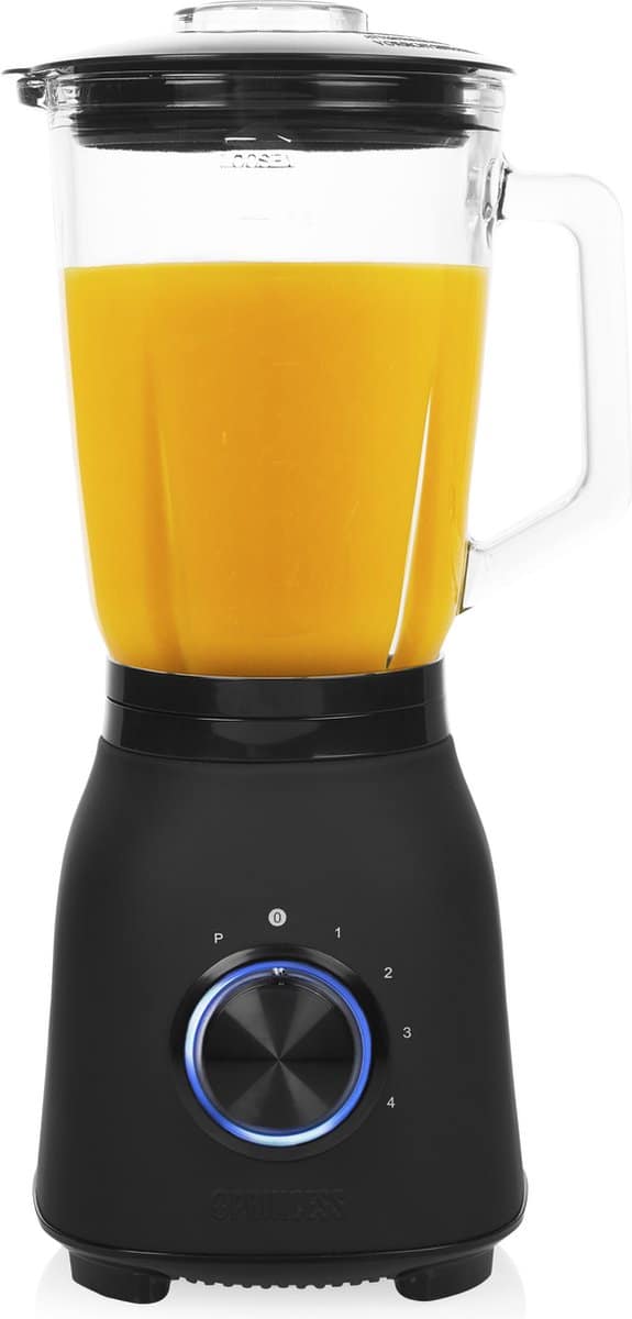 Zwarte blender met oranje vloeistof in glazen kan.