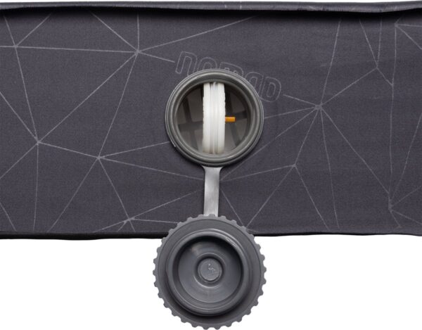 Close-up van campingmat met ventiel en patroon